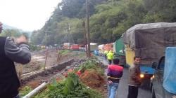 Jalur Medan-Berastagi Macet Parah Gara-gara Truk Kontainer Mogok di Tikungan