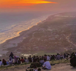 Mengintip Indahnya Alam Gunungkidul dari Bukit Watugupit, Spot Favorit Wisatawan