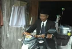 Unik, Penjual Bakso Keliling di Grobogan Tampil Berdasi dan Pakai Jas