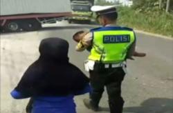 Aksi Polisi yang Viral saat Gendong Balita di OKU Sumsel Diganjar Penghargaan