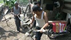 Warga Padangsidimpuan Tangkap Ular 4 Meter Pemangsa Ternak