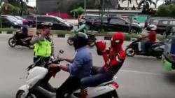 Heboh Aksi Kocak Spiderman Kena Tilang di Jalanan Kota Medan