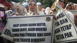 Aksi Emak-Emak Minta Prabowo Tolak Rekonsiliasi Jokowi dan Tetap Oposisi