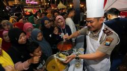 Polisi Suguhkan Makanan Khas Nusantara untuk Warga Lamongan