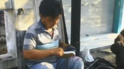 Video Tukang Sol Sepatu di Bojonegoro Kebanjiran Order Jelang Tahun Ajaran Baru