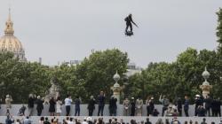 Parade Bastille di Paris Dimeriahkan Atraksi Terbang Menggunakan Flyboard