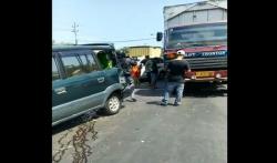 Rem Bermasalah, Truk Tronton Seruduk 6 Mobil di Turunan Hanoman Semarang