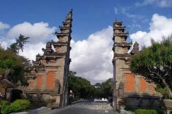 Gapura Nusa Dua Runtuh Diguncang Gempa Bali 6,0 SR