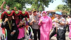 Purna Tugas, 11 Anggota Polres Pemalang Diarak Keliling Kota Naik Becak