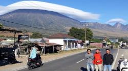 Fenomena Gunung Rinjani “Bertopi” Pertanda Ada Gempa, Begini Penjelasan BMKG