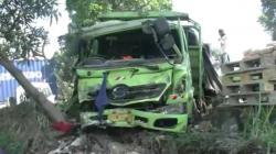 Truk Pengangkut Semen Tabrak Kontainer di Cianjur, Kedua Kendaraan Rusak Berat