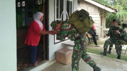 Kedekatan Satgas TMMD Ke-105 Bersama Orangtua Asuh dan Anak-Anak di Batanghari