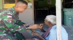 Viral Prajurit TNI di NTT Terekam Kamera Suapi Kakek di Depan Warung Makan