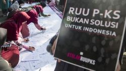Aksi Puluhan Perempuan Bandung Tolak RUU Penghapusan Kekerasan Seksual