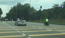 Viral, 2 Anak Berpose bak Superman di Atap Mobil yang Ngebut