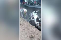 Video 2 Kendaraan Terperosok ke Lubang Galian Underpass Kentungan Yogyakarta