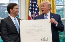 Donald Trump Lantik Mark Esper sebagai Menhan AS yang Baru