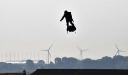 Misi Seberangi Terusan Inggris Pakai Flyboard Gagal, Franky Zapata Jatuh ke Laut