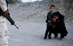 Mengharukan, Imigran Ini Nangis dan Memohon ke Tentara agar Dibolehkan Masuk AS