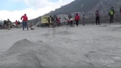 30 Truk Angkut Abu Vulkanis Pascaerupsi Gunung Tangkuban Parahu