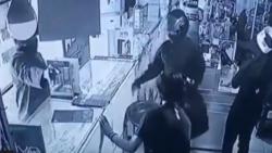 Terekam CCTV, Begini Aksi 2 Perampok Bersenpi Gasak Puluhan Ponsel di Tangerang