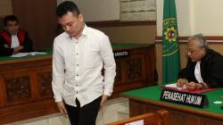 Ekspresi Haris Simamora, Pembunuh Satu Keluarga di Bekasi Divonis Hukuman Mati