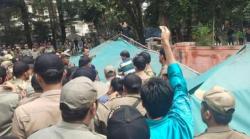 Penertiban PKL Depan RS Elisabeth Ricuh, Pedagang dan Satpol PP Saling Dorong