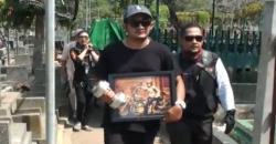 Antar ke Pemakaman, Isa Bajaj Bawa Mic Barbel dan Foto Agung Hercules