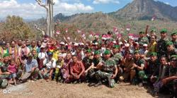 Sambut HUT Ke-74 RI, Satgas TNI Yonmek 741 Kibarkan Merah Putih di Perbatasan