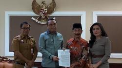 Rieke Serahkan Berkas CPNS drg Romi ke Menpan RB