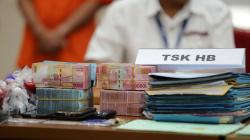 Penampakan Tumpukan Uang Ratusan Juta Rupiah Hasil Penipuan Online