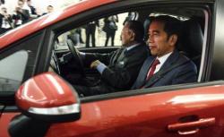 Mahathir Nyetir Mobil, Jokowi di Bangku Penumpang
