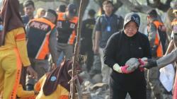 Risma Pimpin 6.000 Warga Surabaya Angkut 23,5 Ton Sampah di Pantai Kenjeran