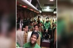 Momen Timnas Indonesia U-18 Rayakan Idul Adha di Vietnam Takbiran dalam Bus