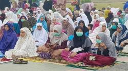 Warga Pekanbaru Riau Jalani Salat Idul Adha di Tengah Kabut Asap akibat Karhutla