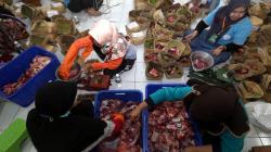 Masjid Al-Akbar Surabaya Bagikan 3.000 Paket Daging Kurban Pakai Besek