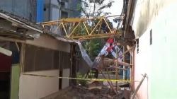 Crane Proyek Laboratorium Unej Patah Timpa Rumah Warga