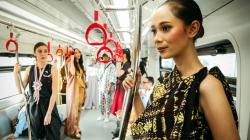 Gerbong LRT Jakarta Dipenuhi Model Cantik Pakai Busana 11 Desainer