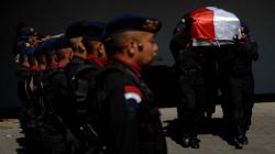 Jenazah Brigpol Anumerta Hedar, Korban Penembakan KKSB Tiba di Sulsel