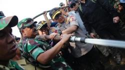 Rombongan Kapolri-Panglima TNI dan Kepala BNPB Tinjau Karhutla Riau dari Udara