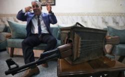 Jenuh dengan Perang, Pria Irak Ini Ubah Senapan Serbu AK-47 Jadi Alat Musik