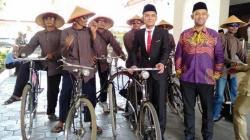 Usai Dilantik, Anggota DPRD Bantul Ini Pulang Ngontel dan Ada yang Naik Becak