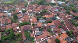 Foto Kain Merah Putih Sepanjang 1 Km Mengelilingi Kampung Pekajangan