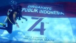 TNI AD Pecahkan Rekor MURI Bentangkan Merah Putih Terbesar di Bawah Laut Manado