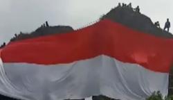 Video Ratusan Pemuda Kibarkan Bendera Merah Putih Raksasa di Gunung Munara