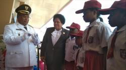 Usai Upacara HUT RI, Pemkot Sorong Bagi-bagikan KIA ke Siswa SD