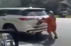 Viral Video Perempuan Ganti Pelat Nomor Mobil saat Masuk Kawasan Ganjil Genap