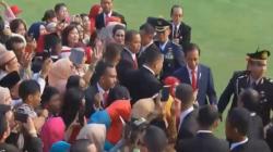 Upacara Penurunan Bendera, Jokowi Kenakan Jas Biru