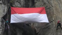 Merah Putih Berkibar di Lereng Argopuro, Pengibar Bendera Panjat Tebing 74 Meter