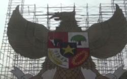 Penampakan Replika Burung Garuda 17 Meter dari Kulit Kacang Pecahkan Rekor Dunia